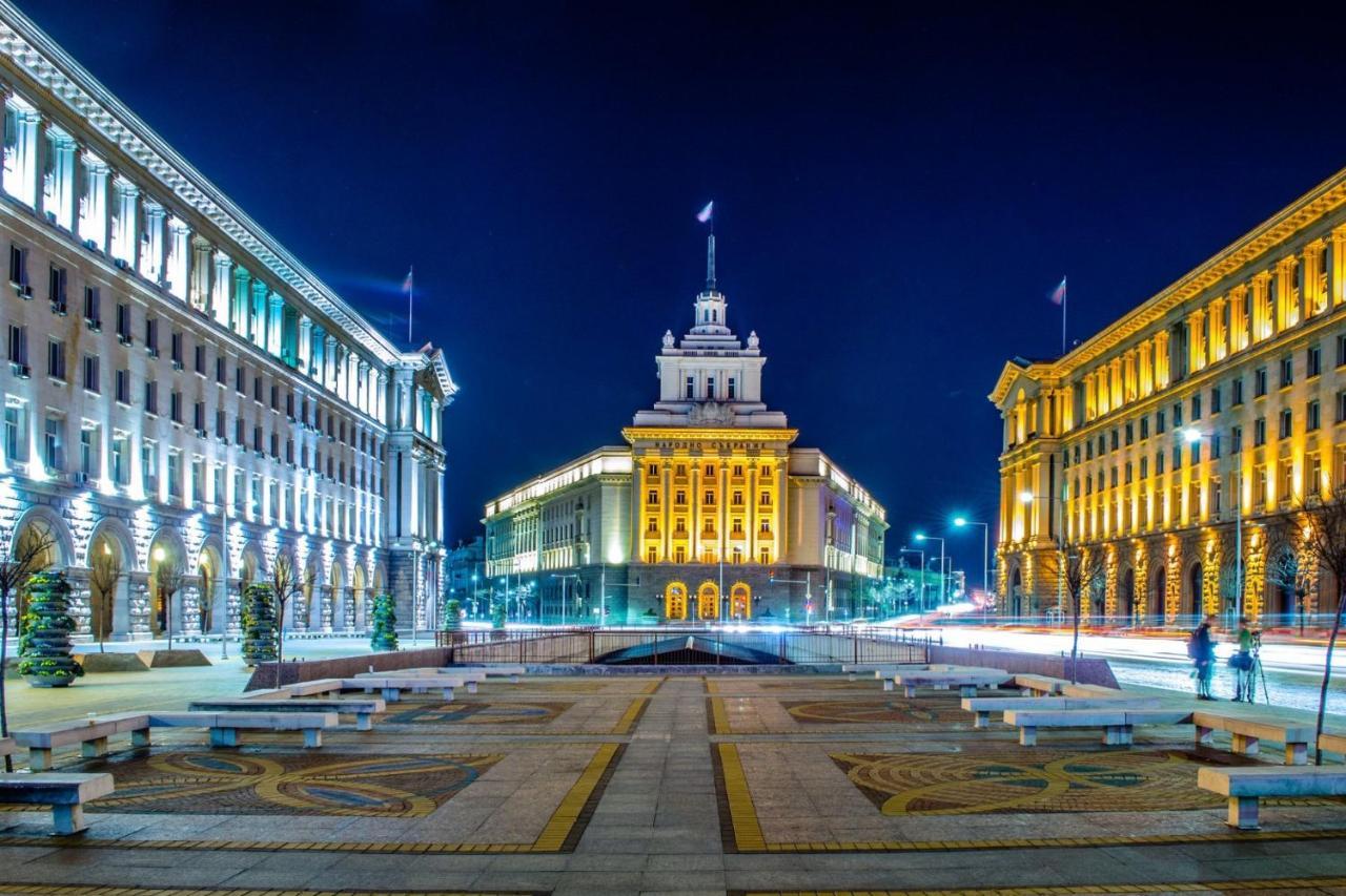Beautiful Jewel In Center * Sofia